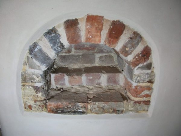 Bread oven in lime plaster